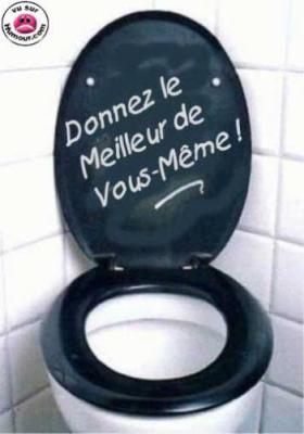 sani voulant � son tour �vacuer, alla au wc et laissa la porte ouverte