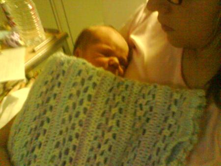 ha que je suis bien contre ma maman et sous la couverture de ma mamie bisous