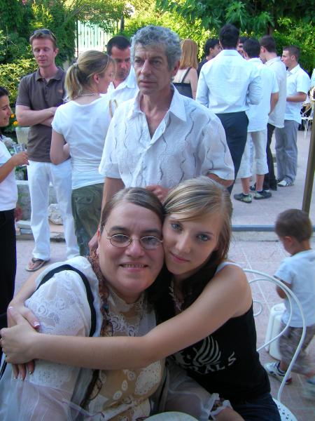 ma fille et moi avec jeau paul en toile de fond hihihihi je taime mon amour, mon enfant ma vie