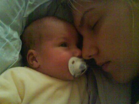 c'est maman qui essaie d'endormir b�b� lol !!!!